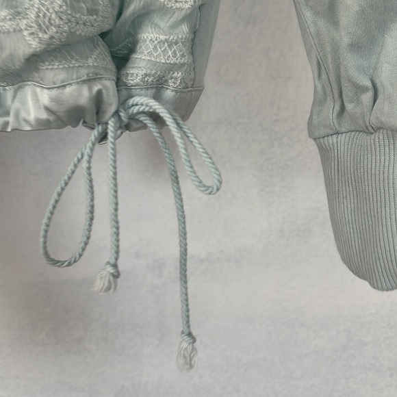 Vintage style baby blue blouse - Picture 3 of 5